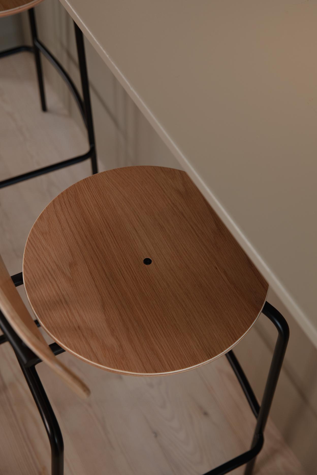 Anthracite Curious Hocker with a golden base