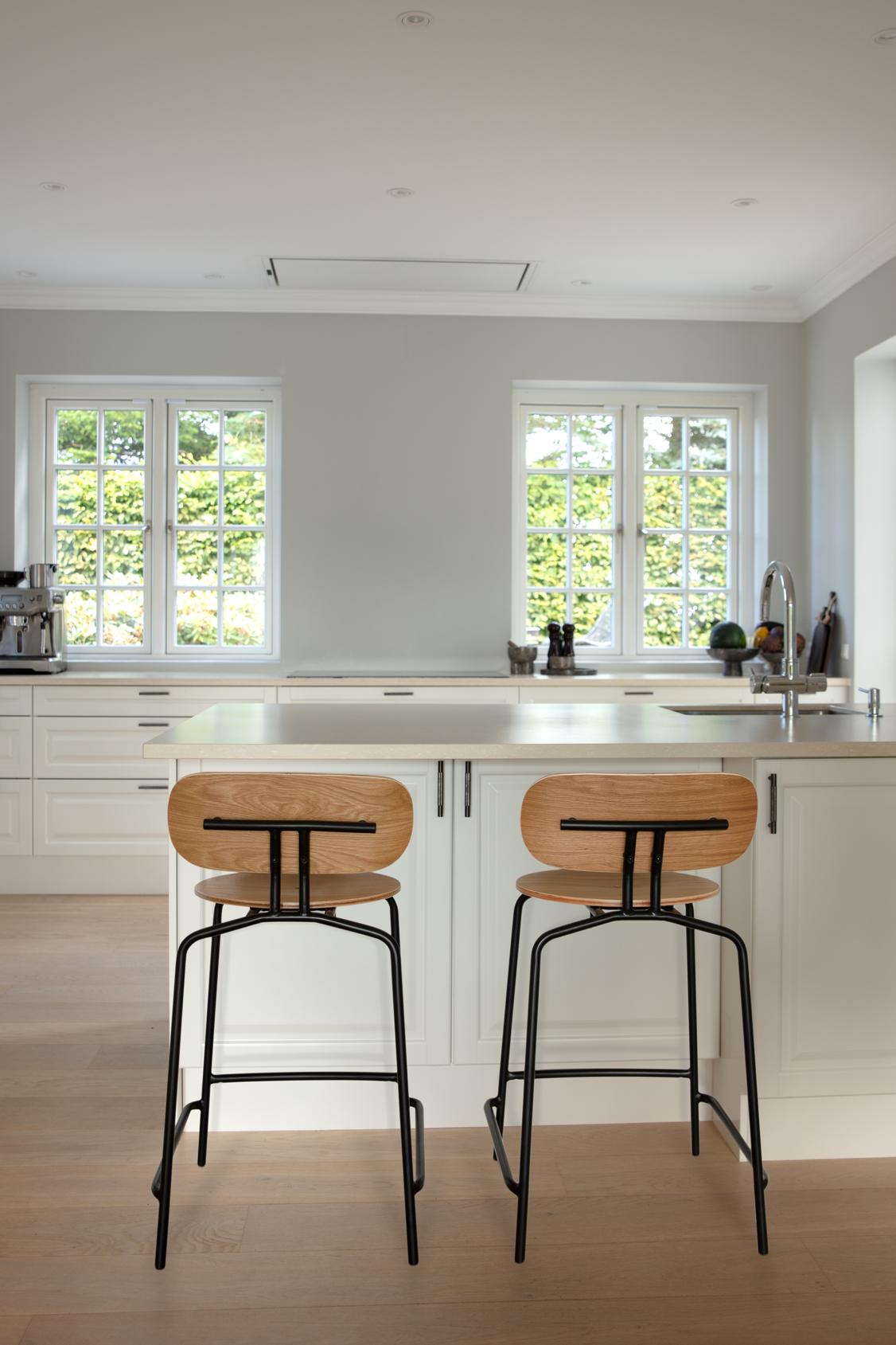 Anthracite Curious Hocker with a golden base