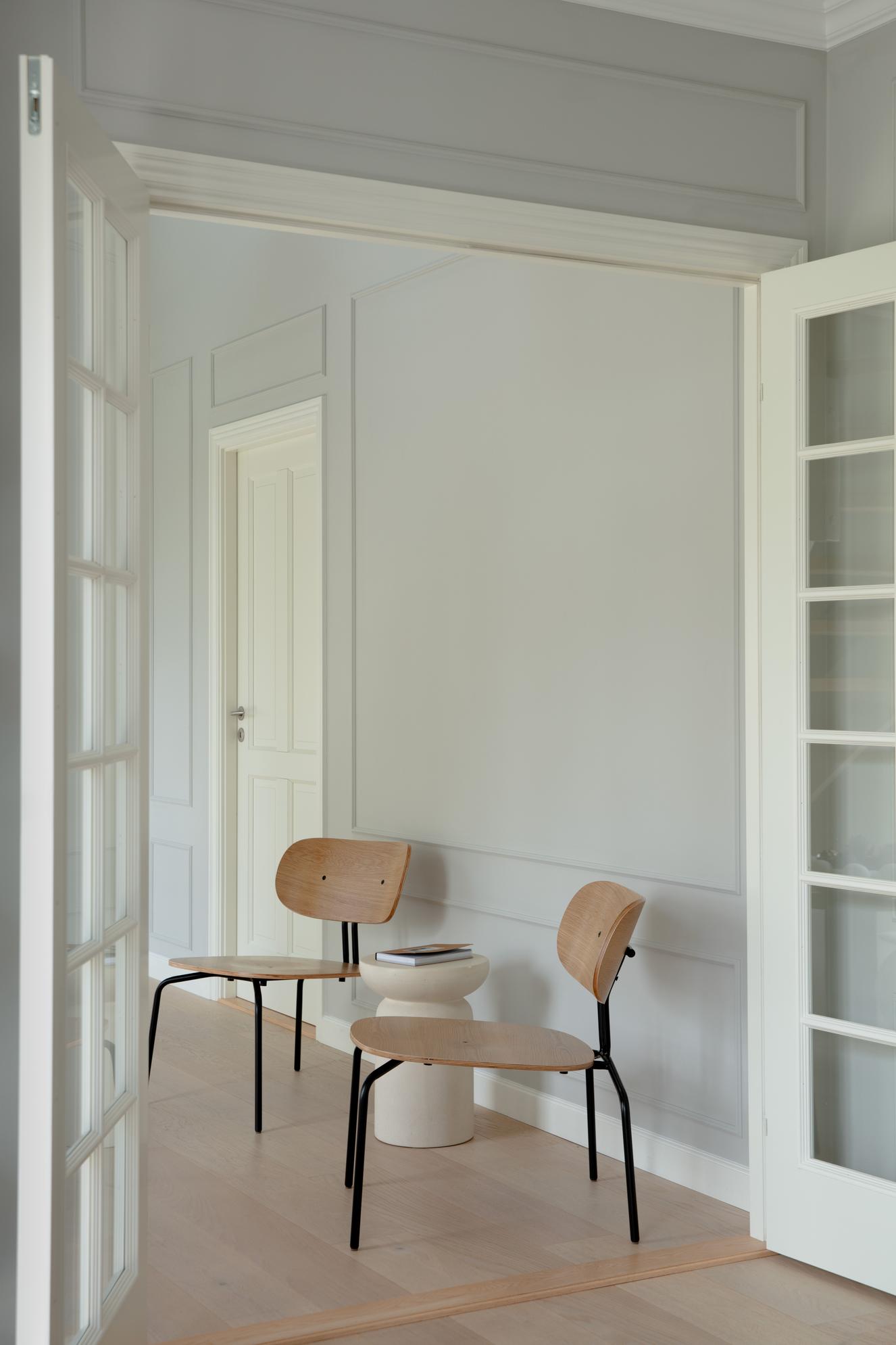 Neugieriger Eichenfurnier -Sessel mit einer goldenen Basis