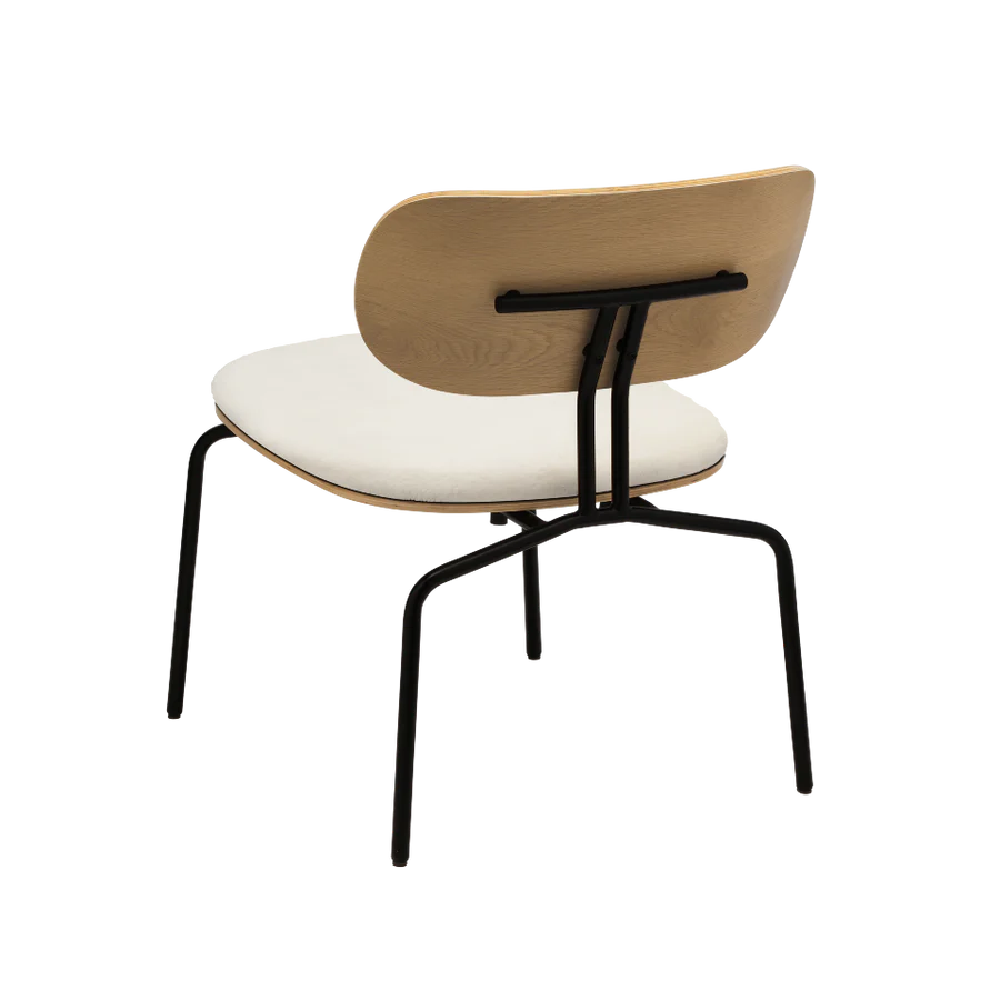 Neugieriger Stuhlcreme Plüsch mit einer schwarzen Basis