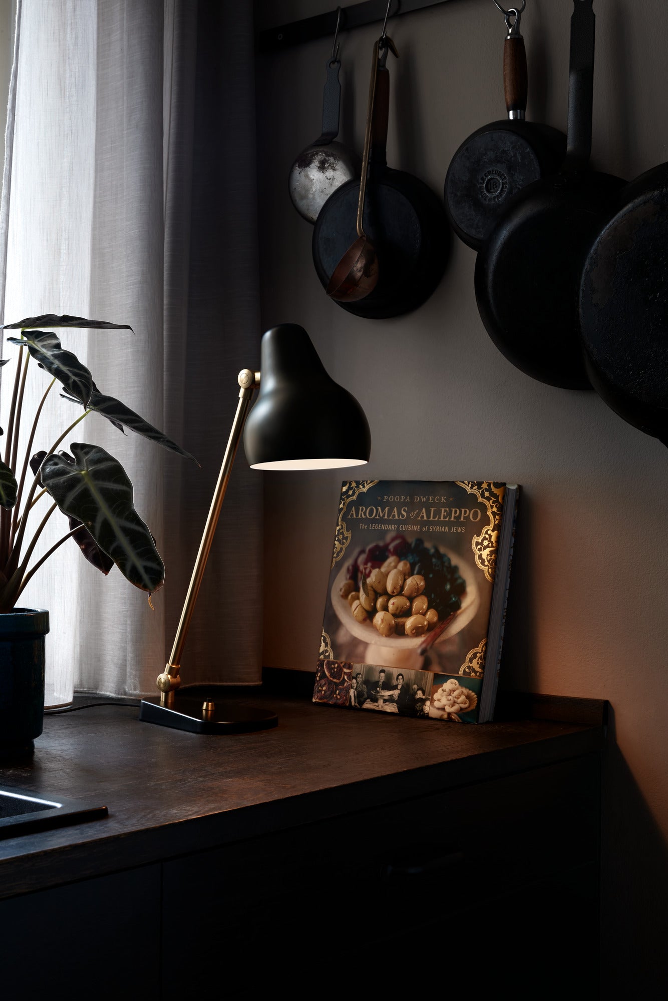 Tafellamp VL 38 zwart met gouden afwerking
