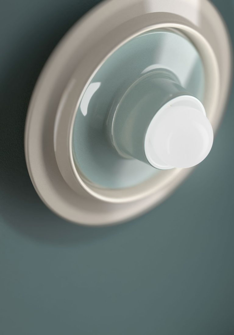 Kermiek wandlamp VOILÀ crème met blauw