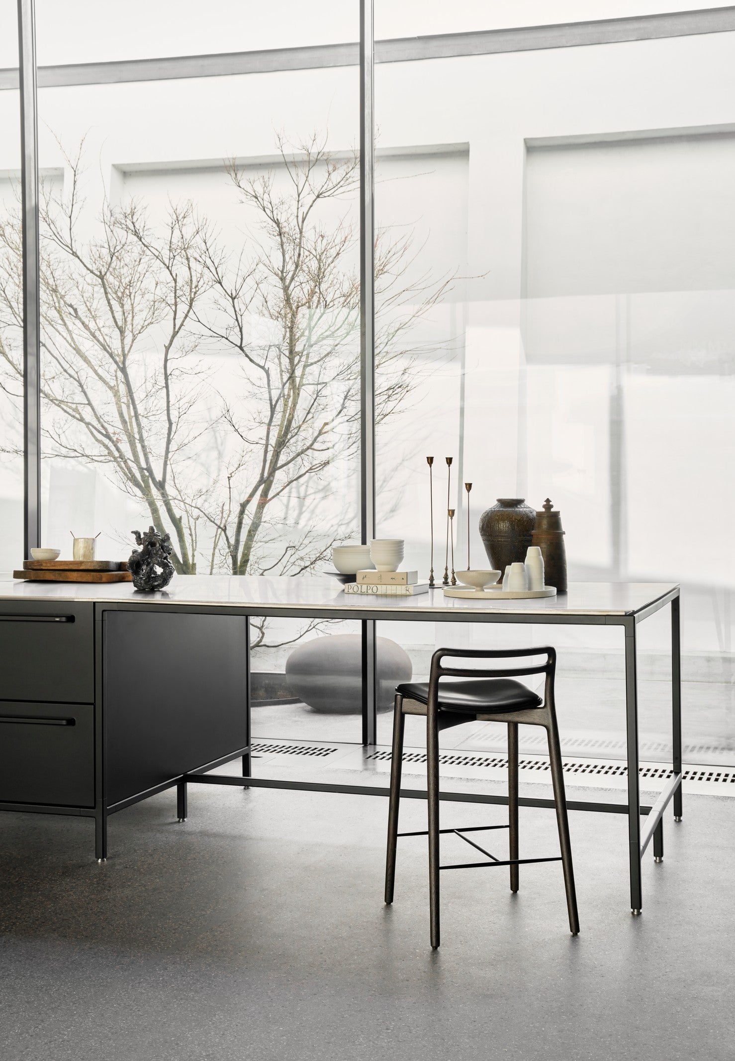 Hocker CABIN zwart leer met een donkere eiken basis
