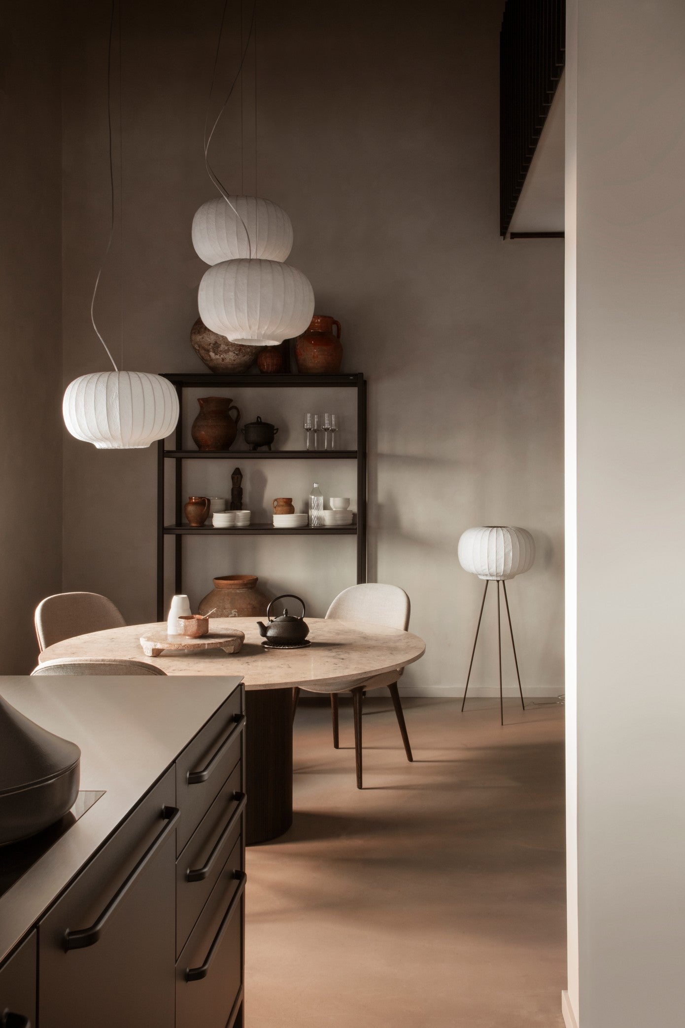 Stehlampe 581 mit papiernem Schirm und dunklem Metallfuß