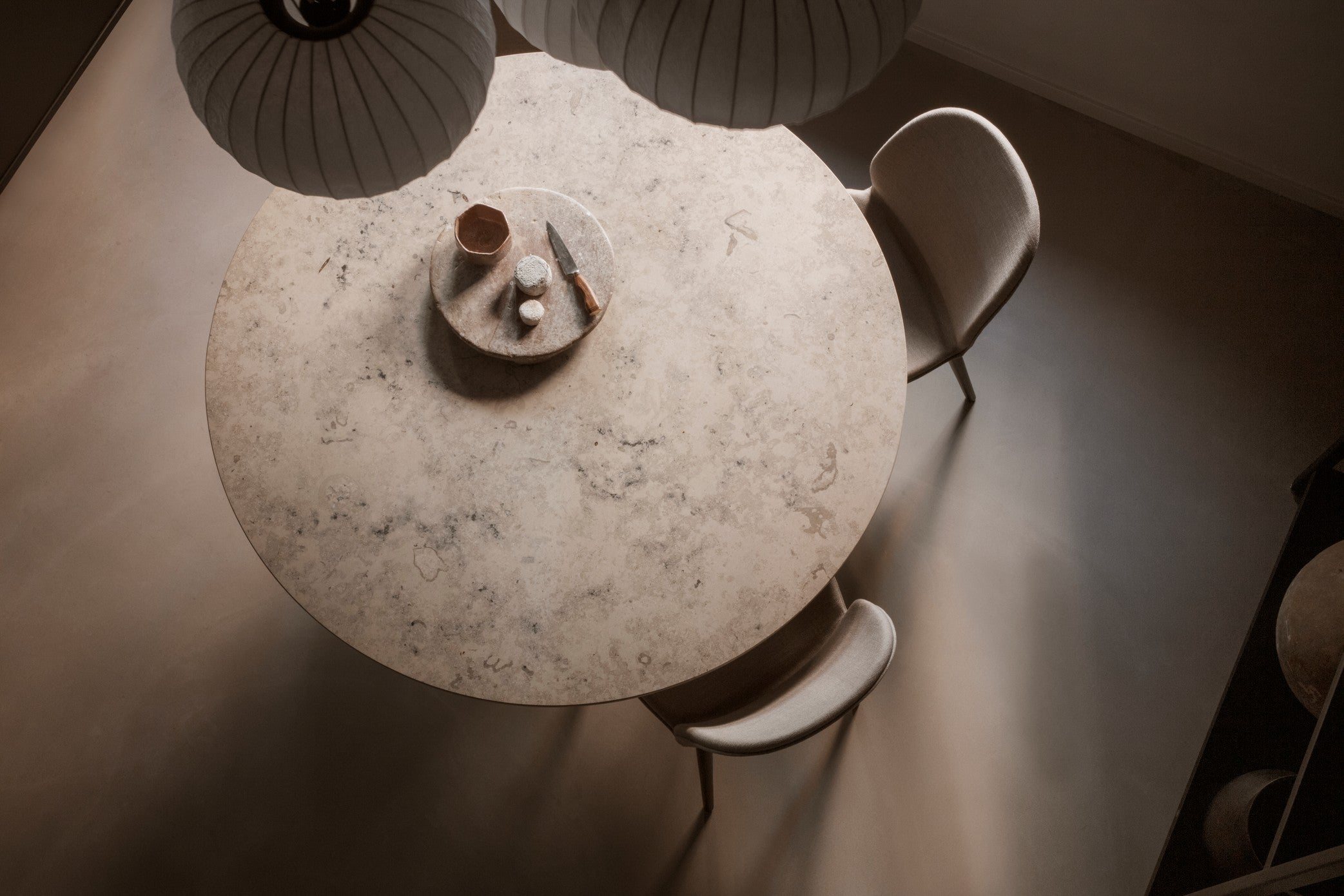 Stuhl LODGE beige mit dunklem Eichenfuß