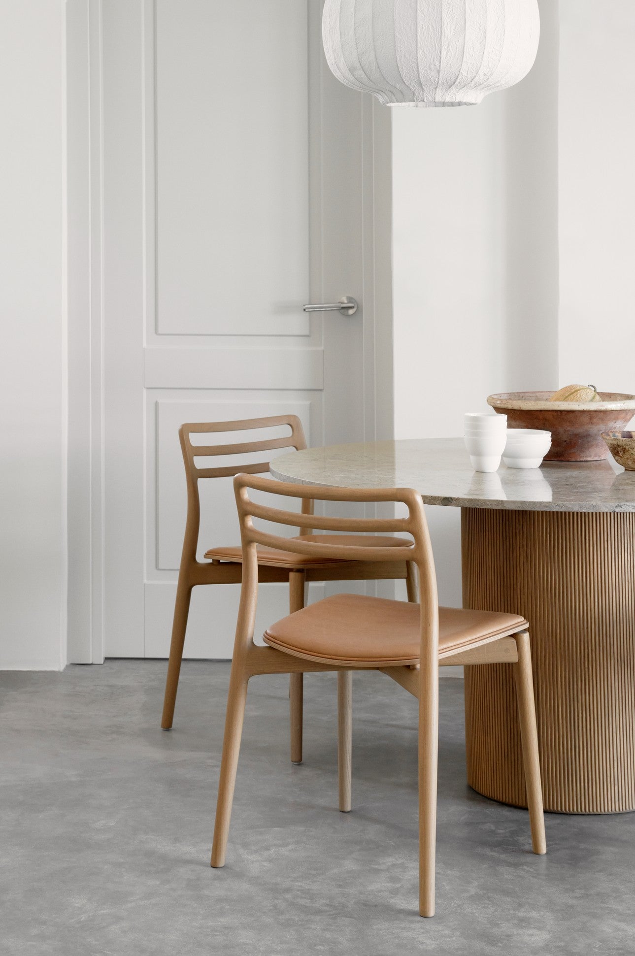 Runder Tisch CABIN mit grauer Marmorplatte und heller Eichenbasis