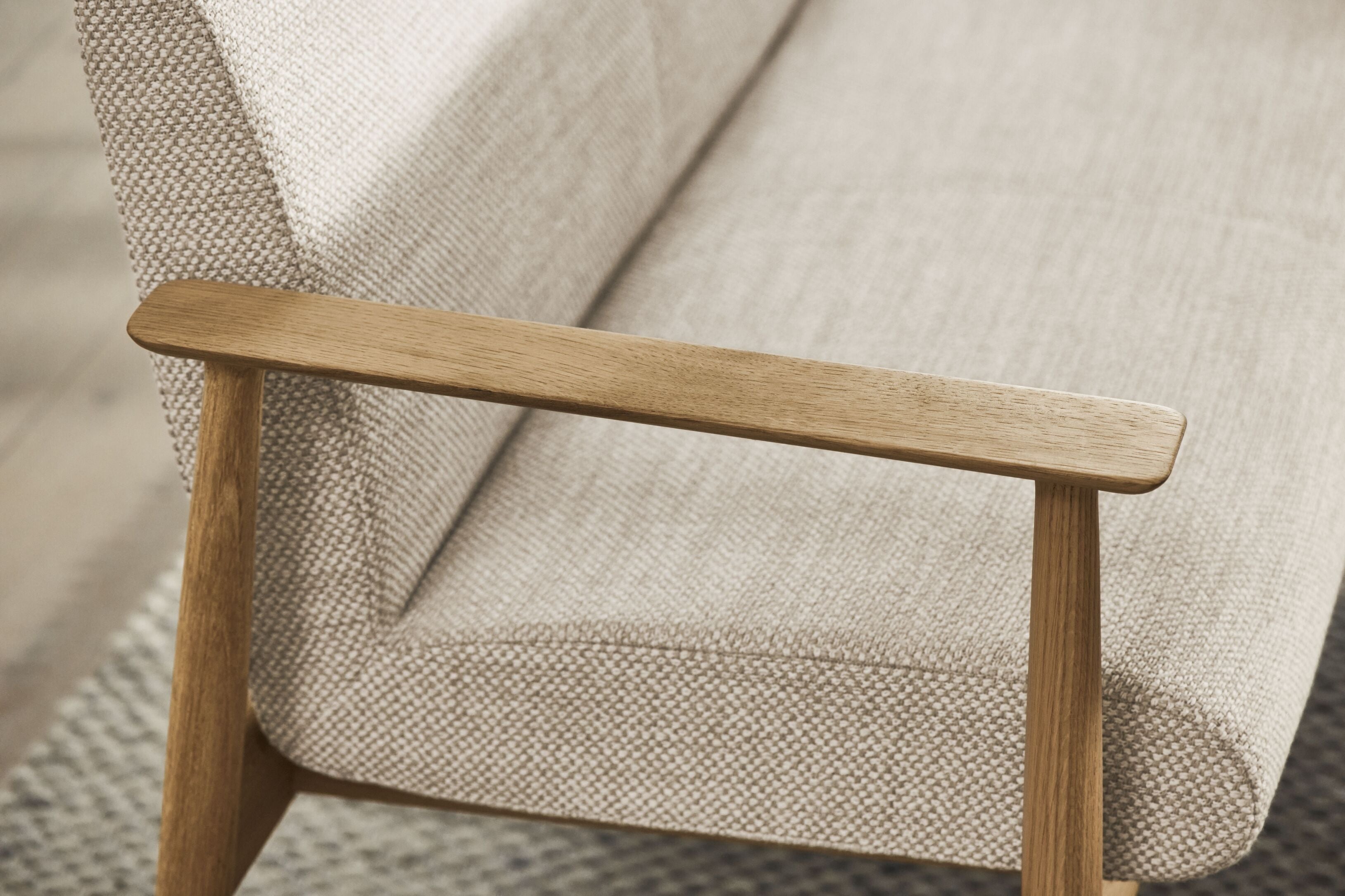 Gestoffeerde bank VISTI met een basis van gebleekt eikenhout