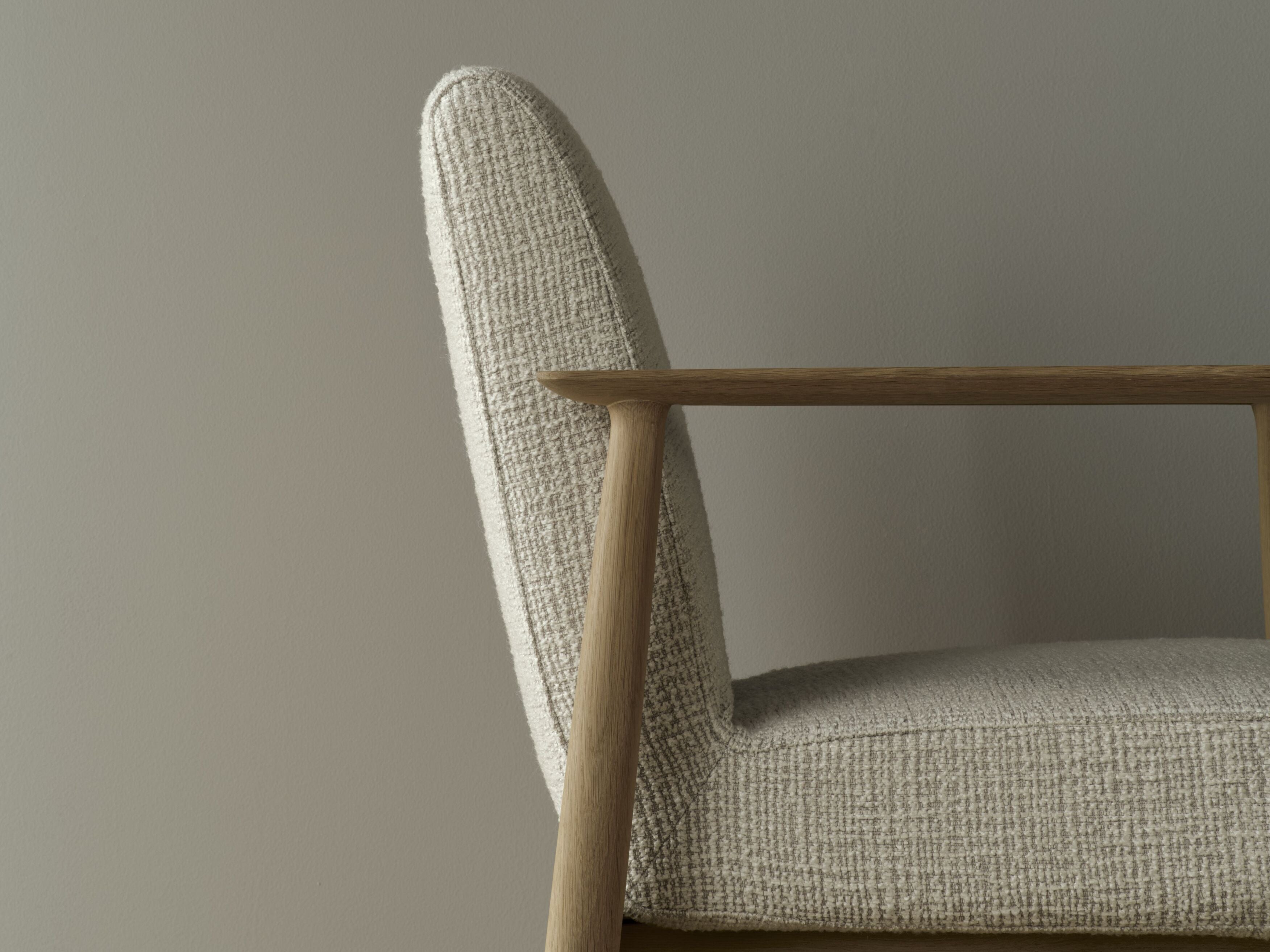 VISTI gestoffeerde bank met een basis van donker eikenhout