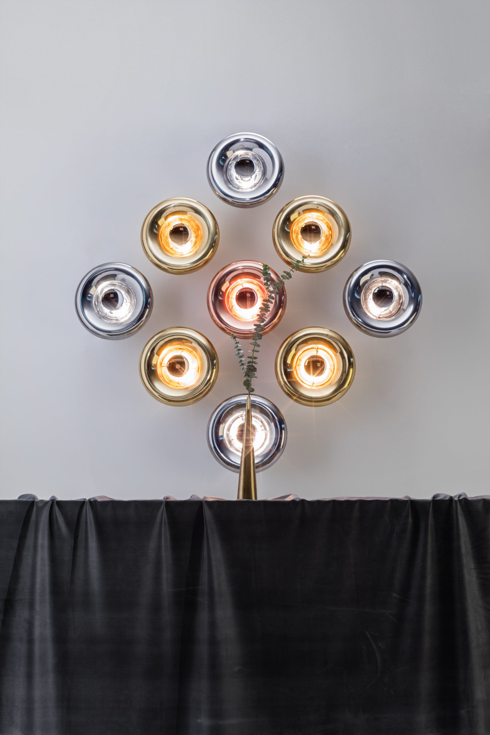 Wandlampe VOID aus Messing