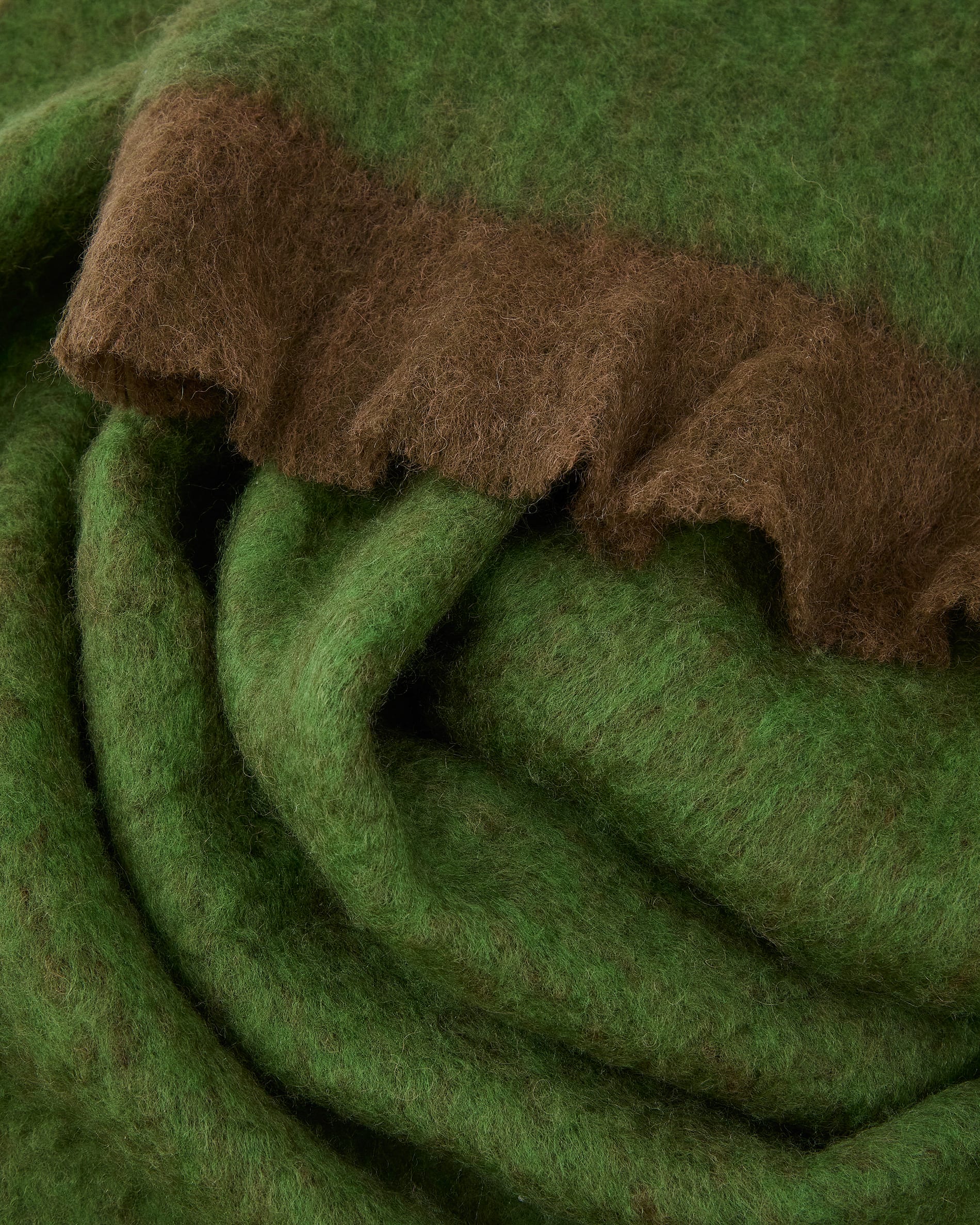 Pled ODELNA grün mit braunen Rüschen