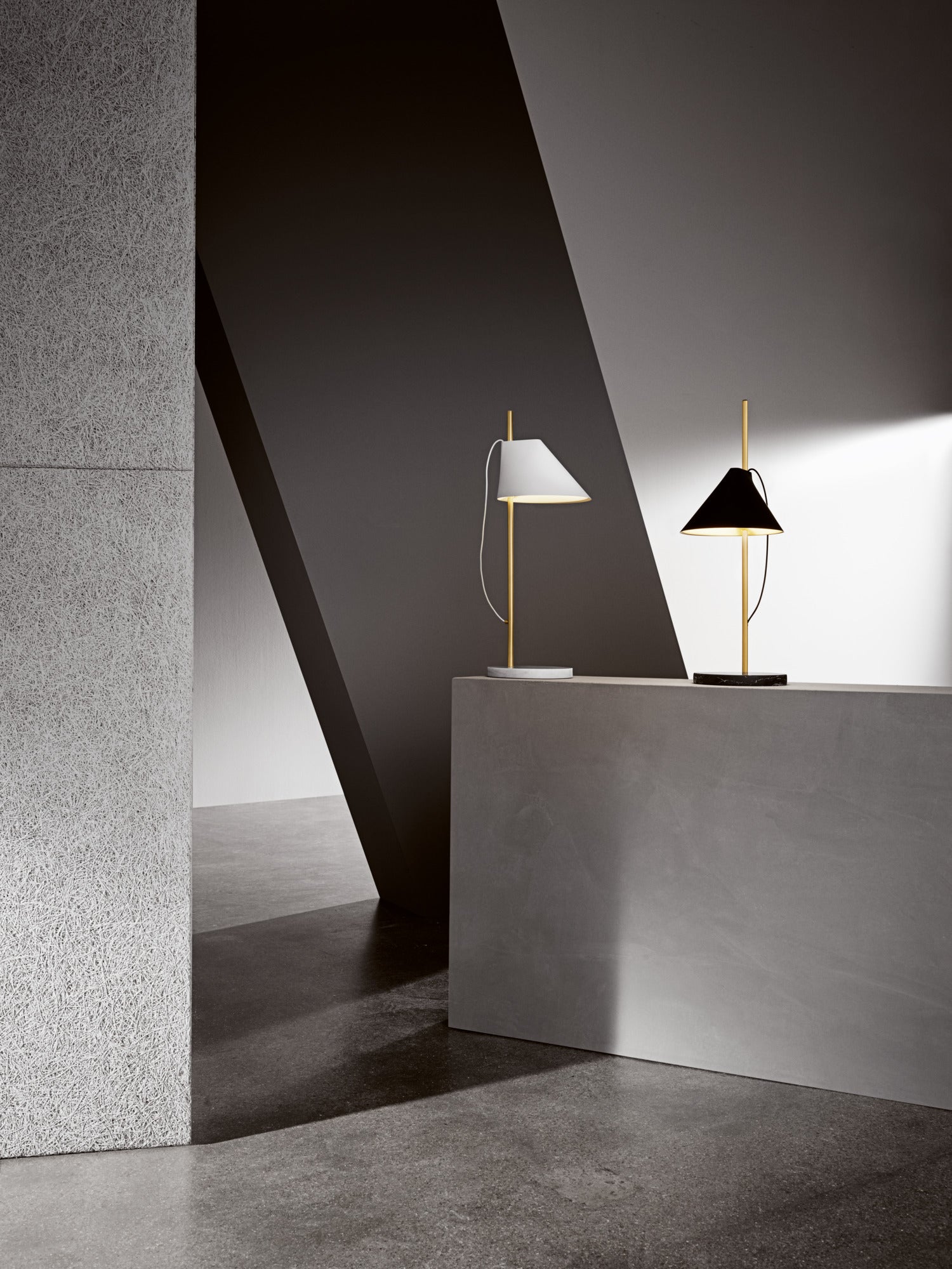 Tischlampe YUH weiß mit messingfarbener Basis