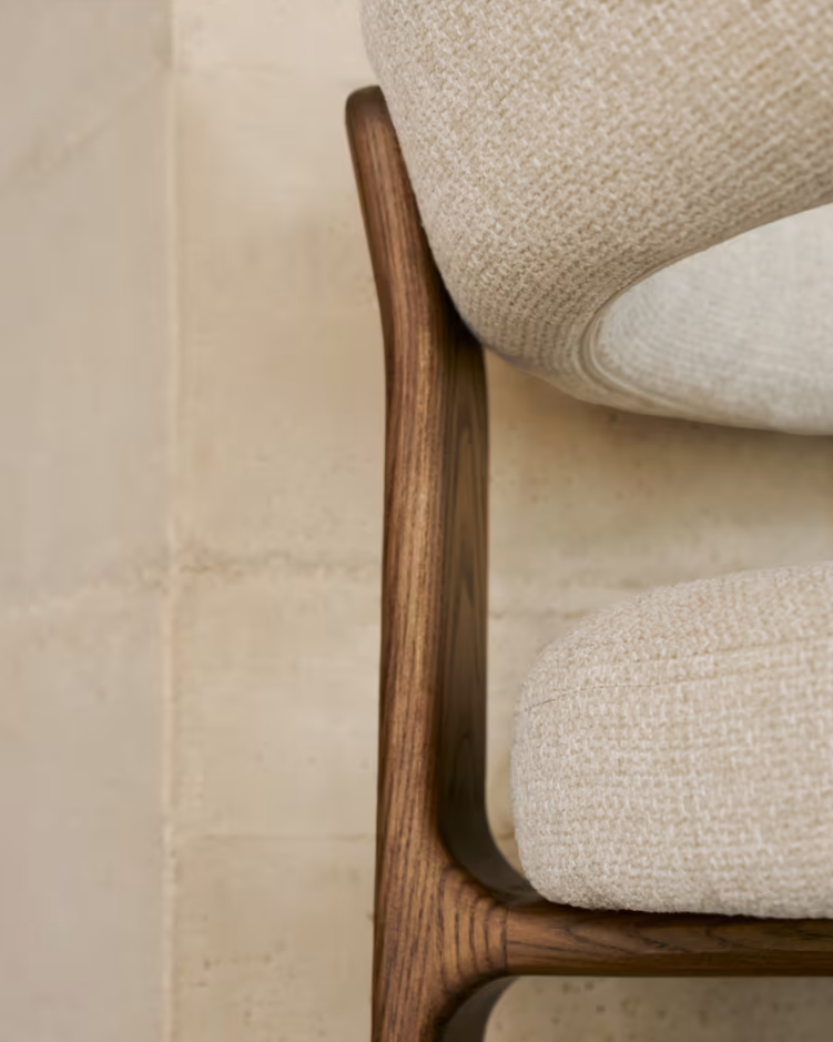 Stoel met armleuningen GRANITE beige chenille met een donkere essen basis