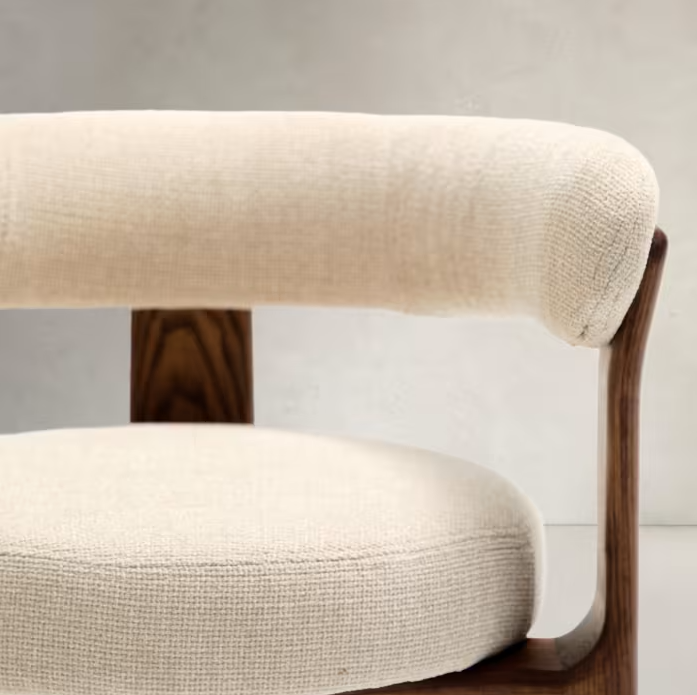 Stoel met armleuningen GRANITE beige chenille met een donkere essen basis