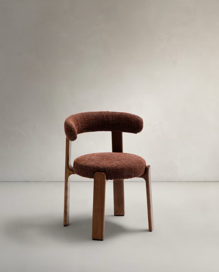 Stoel GRANITE bruin chenille met een donkere essen basis