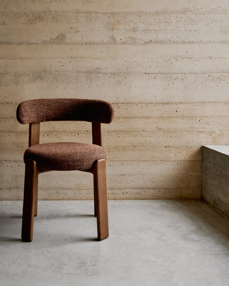 Stoel GRANITE bruin chenille met een donkere essen basis