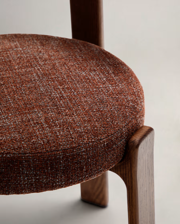Stoel GRANITE bruin chenille met een donkere essen basis