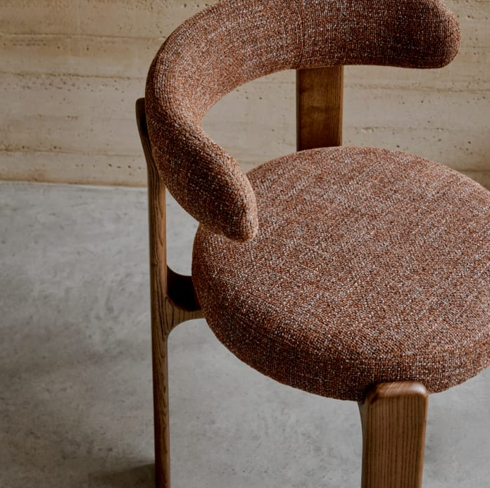 Stoel GRANITE bruin chenille met een donkere essen basis