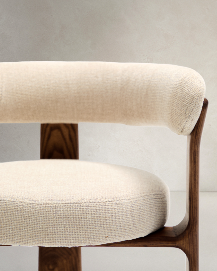 Stoel GRANITE beige chenille met een donkere essen basis