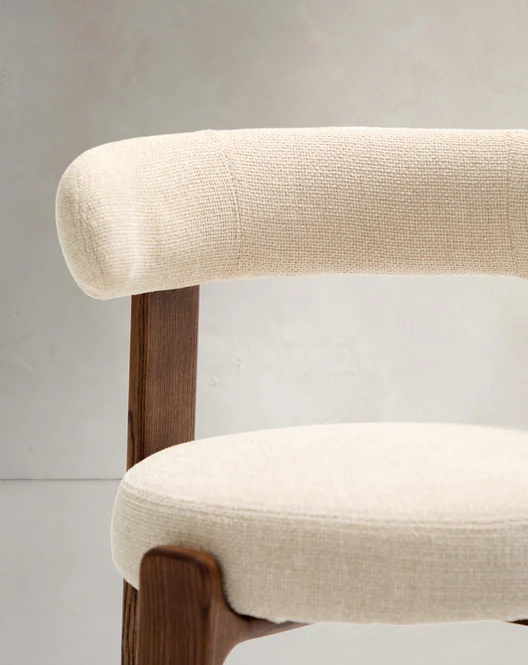 Stoel GRANITE beige chenille met een donkere essen basis