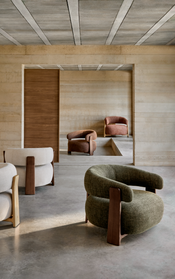 Fauteuil GRANITE bruin chenille met een donkere essen basis