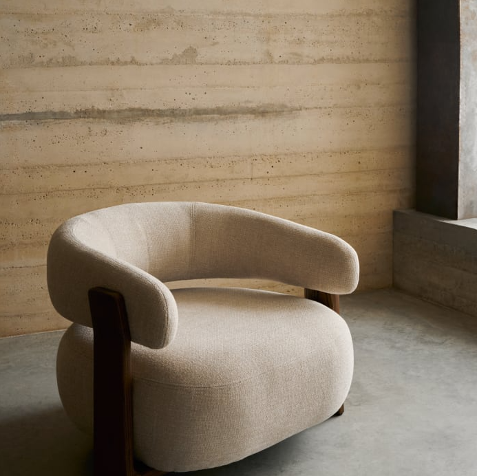 Fauteuil GRANITE beige chenille met een donkere essen basis