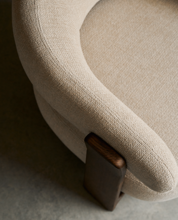 Fauteuil GRANITE beige chenille met een donkere essen basis