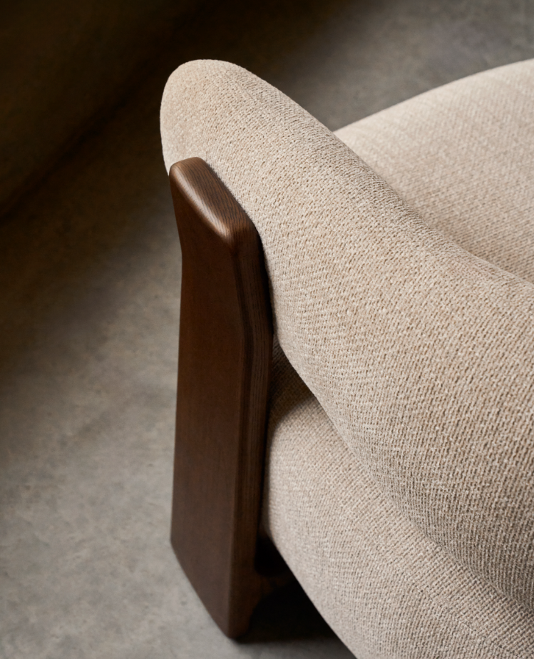 Fauteuil GRANITE beige chenille met een donkere essen basis
