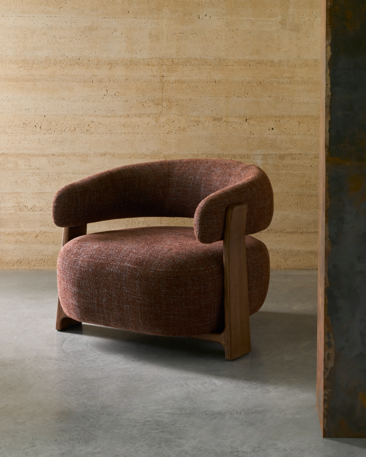 Fauteuil GRANITE bruin chenille met een donkere essen basis
