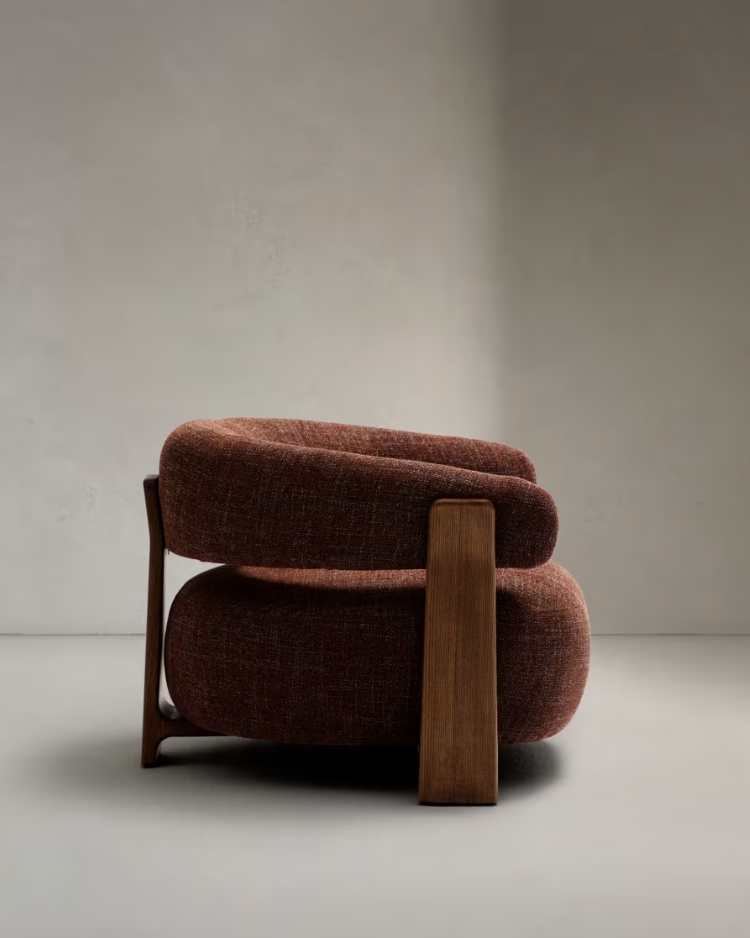 Fauteuil GRANITE bruin chenille met een donkere essen basis