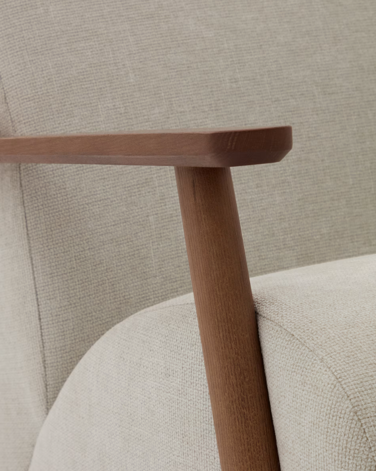 Meghan -Creme -Stuhl mit einer Basis Aschenholz