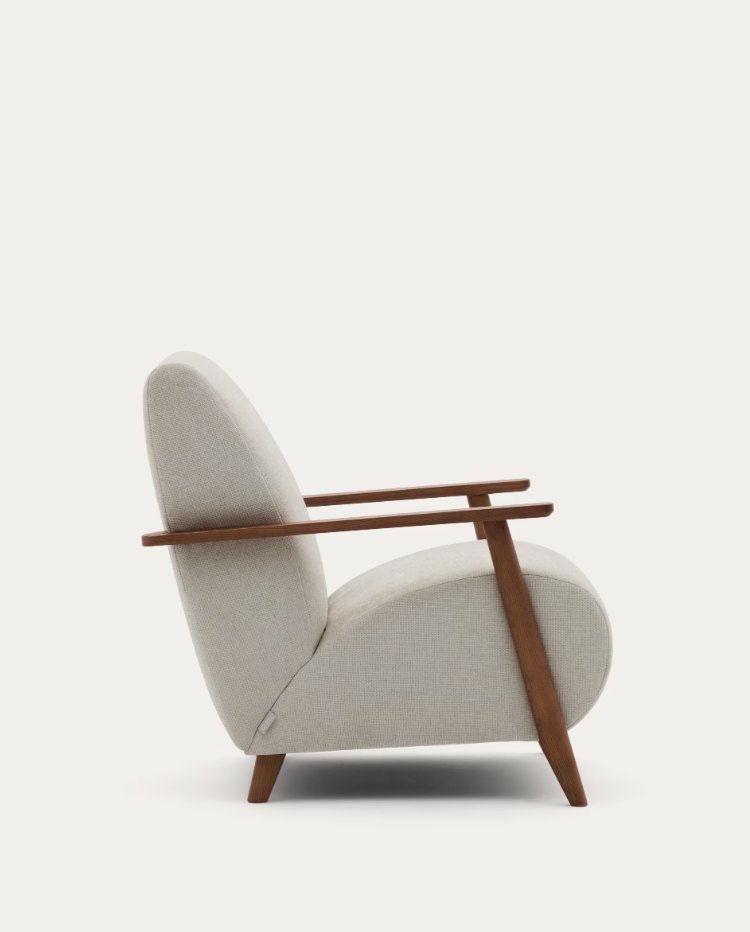 Meghan -Creme -Stuhl mit einer Basis Aschenholz