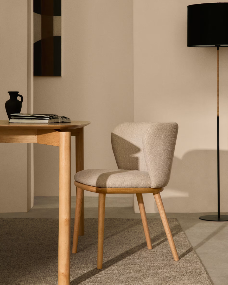 Ein Stuhl im Ciselia Beige Szenil Stoff mit einer hellen Basis