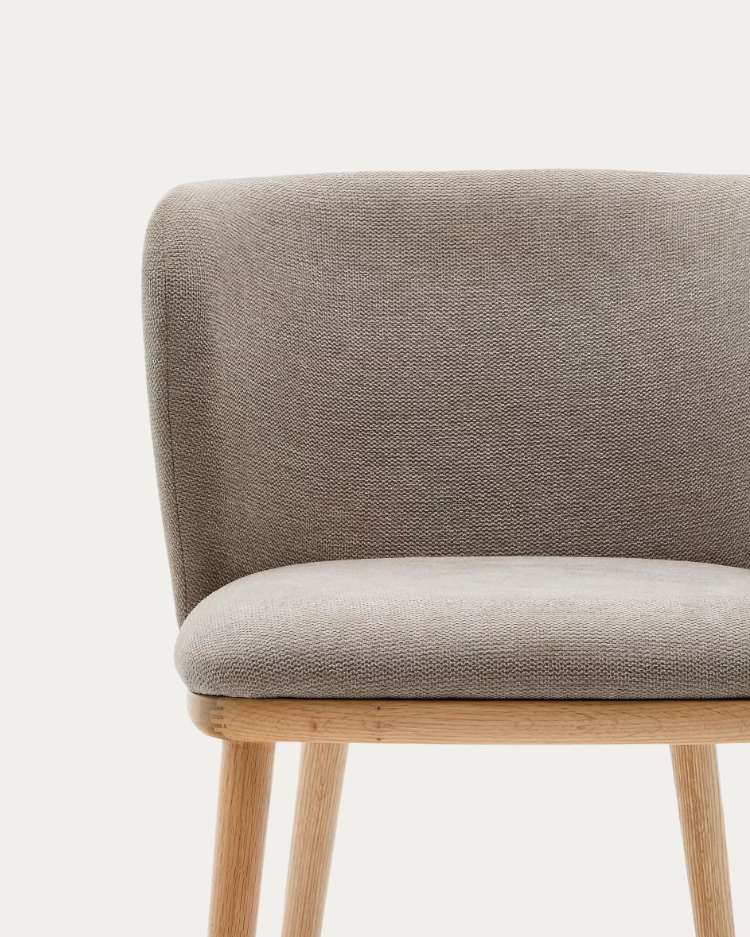 Ein Stuhl in der Ciselia hellbraunen Ciselia -Stoff mit einer hellen Basis