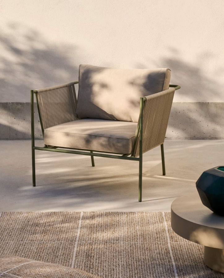 Zivia écru äußerer Sessel mit einer Stahlbasis