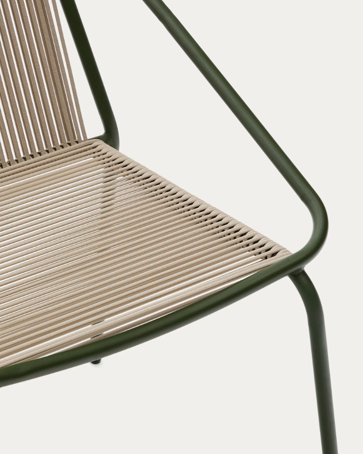 Zivia écru äußerer Stuhl mit einer Stahlbasis