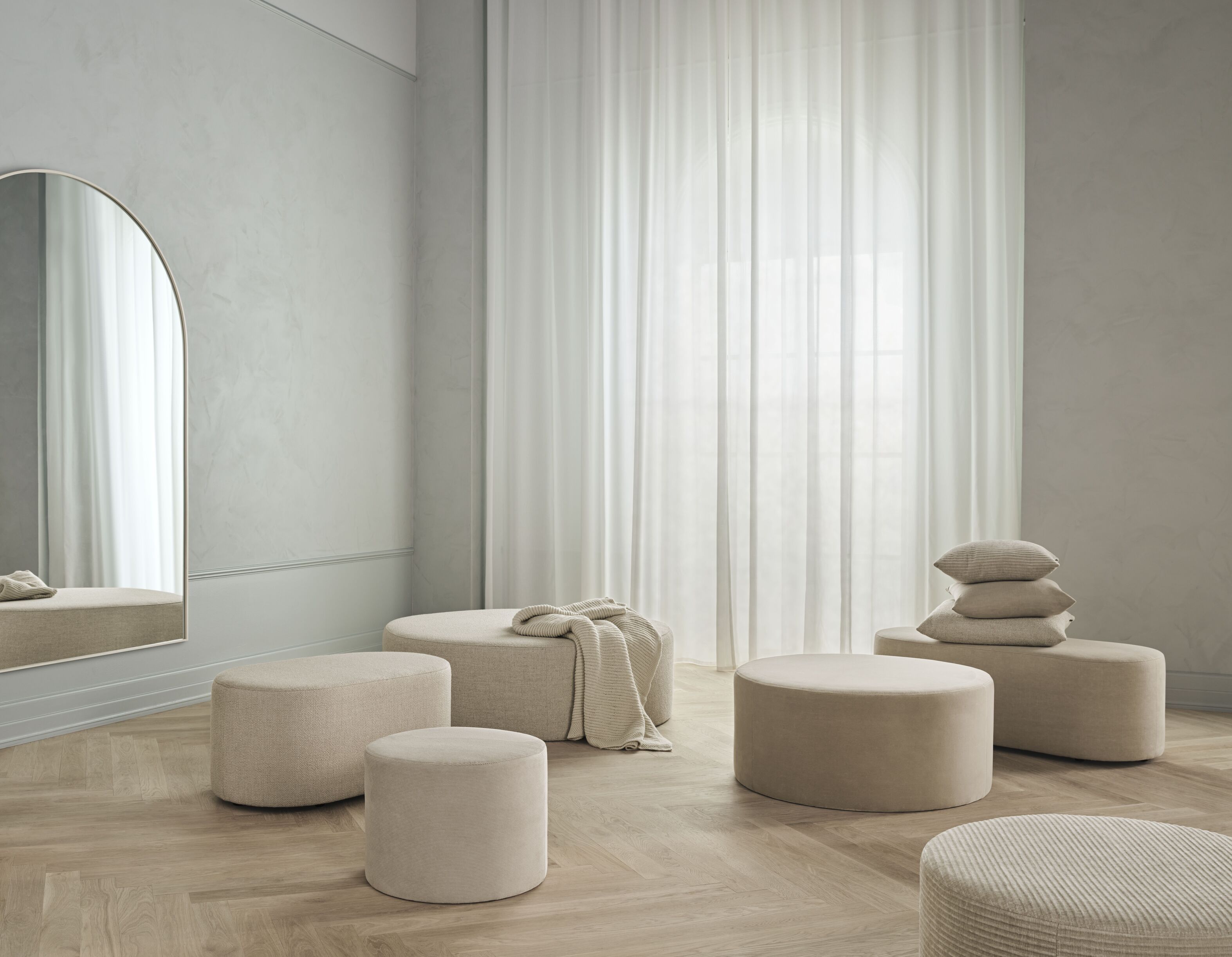 Ripple -Spiegel mit einem schwarzen Rahmen