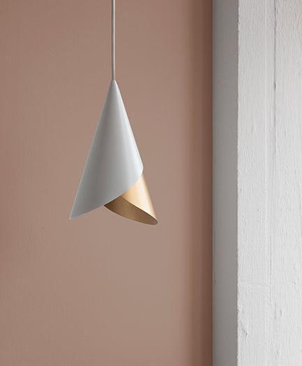 Abażur CORNET biały ze złotym UMAGE Eye on Design