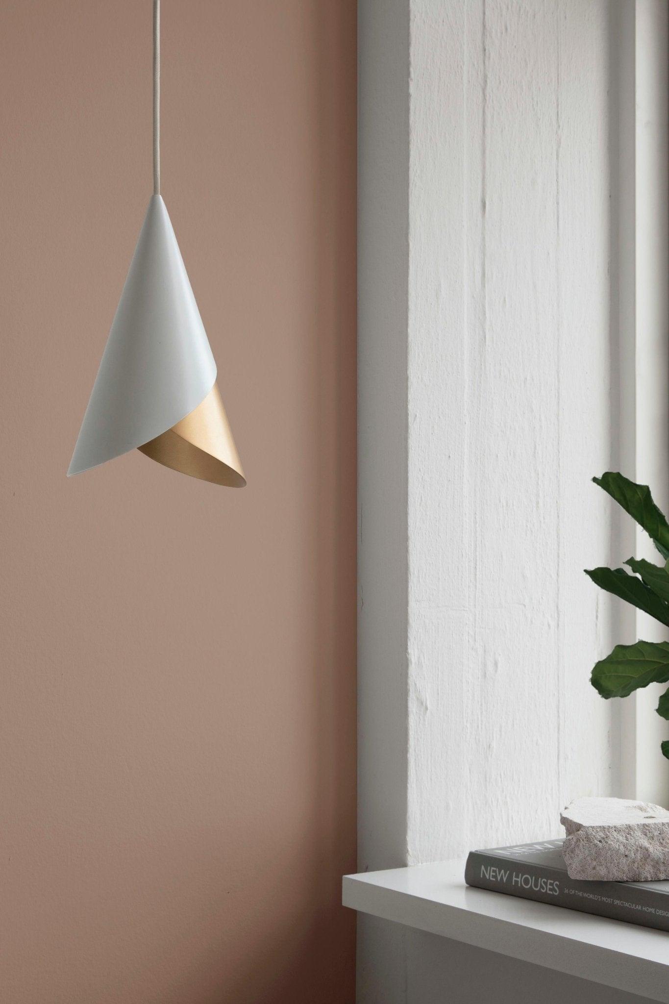 Abażur CORNET pistacjowy ze złotym UMAGE Eye on Design