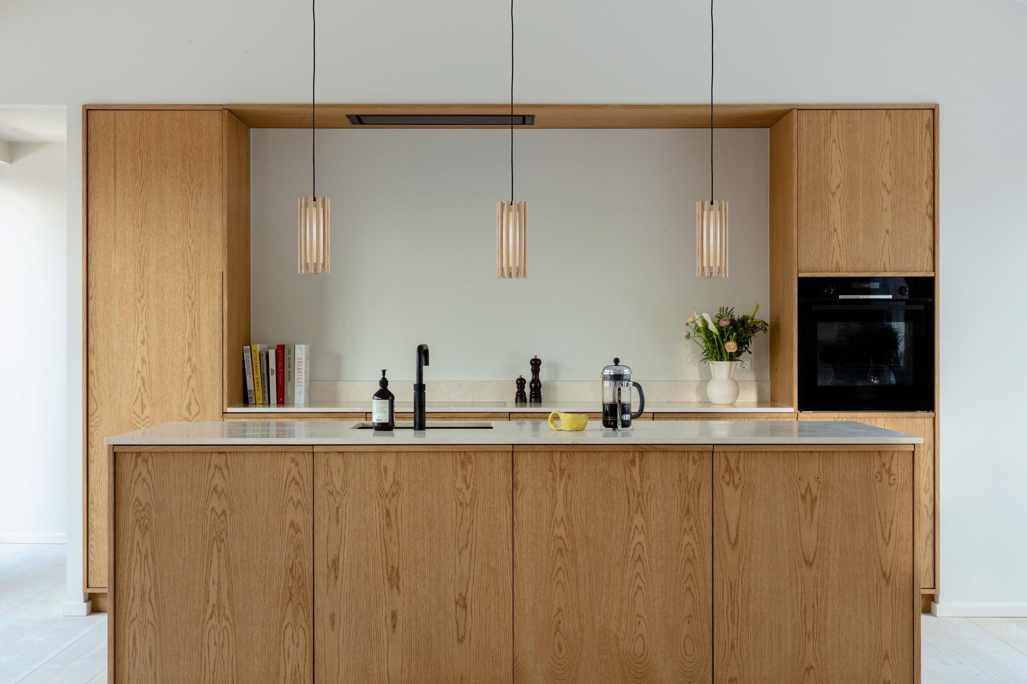 Abażur KOMOREBI ciemnodębowy UMAGE Eye on Design