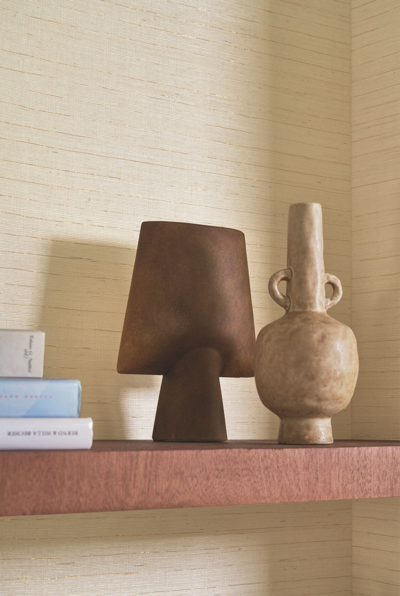 Natuurlijke structuurbehang dat agavebladeren imiteert STRIATA - KAKI/OR khaki met bruin