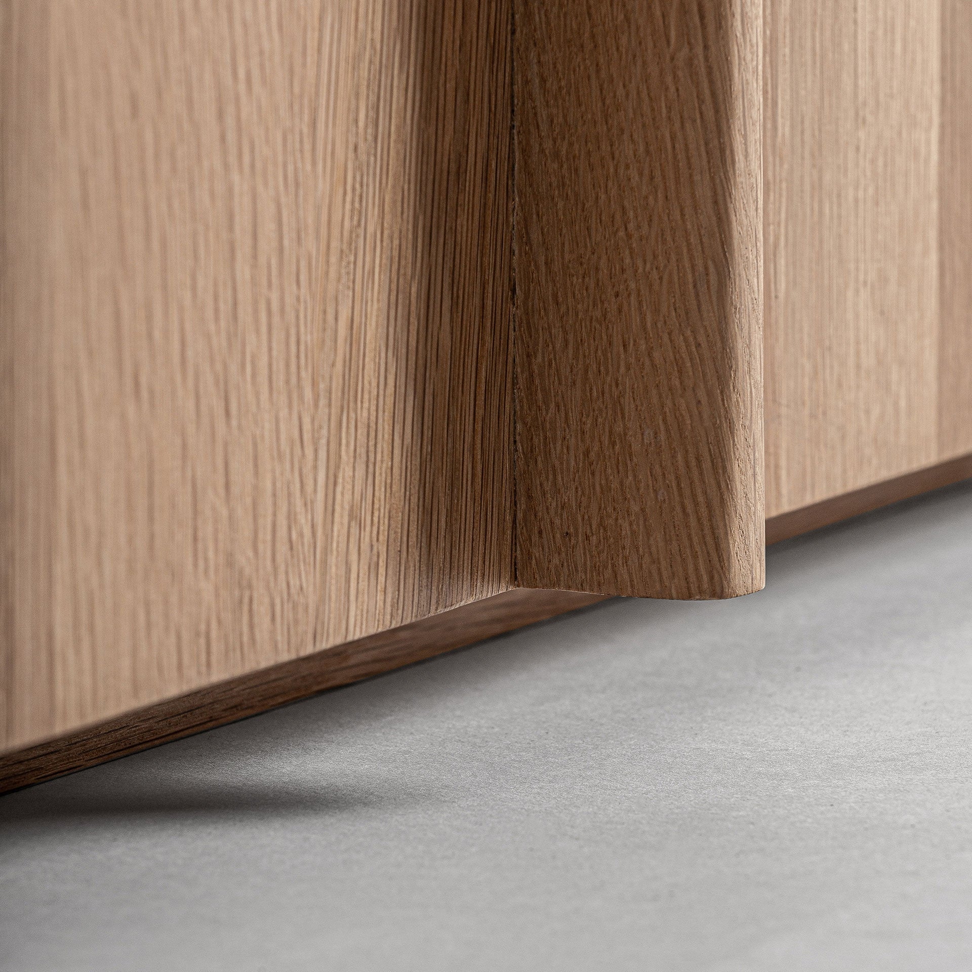 Dressoir NARA van eikenhout met een marmeren blad