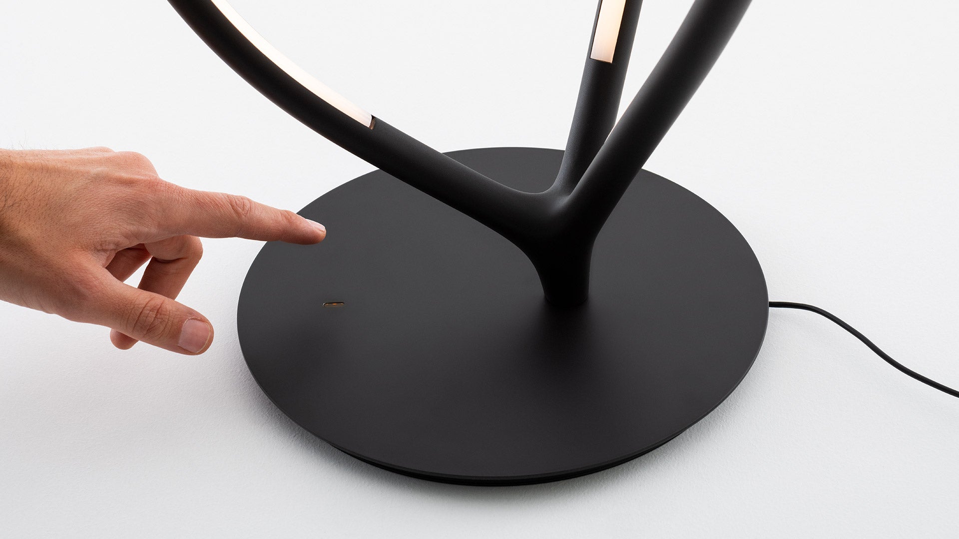 ARRIVAL black table lamp