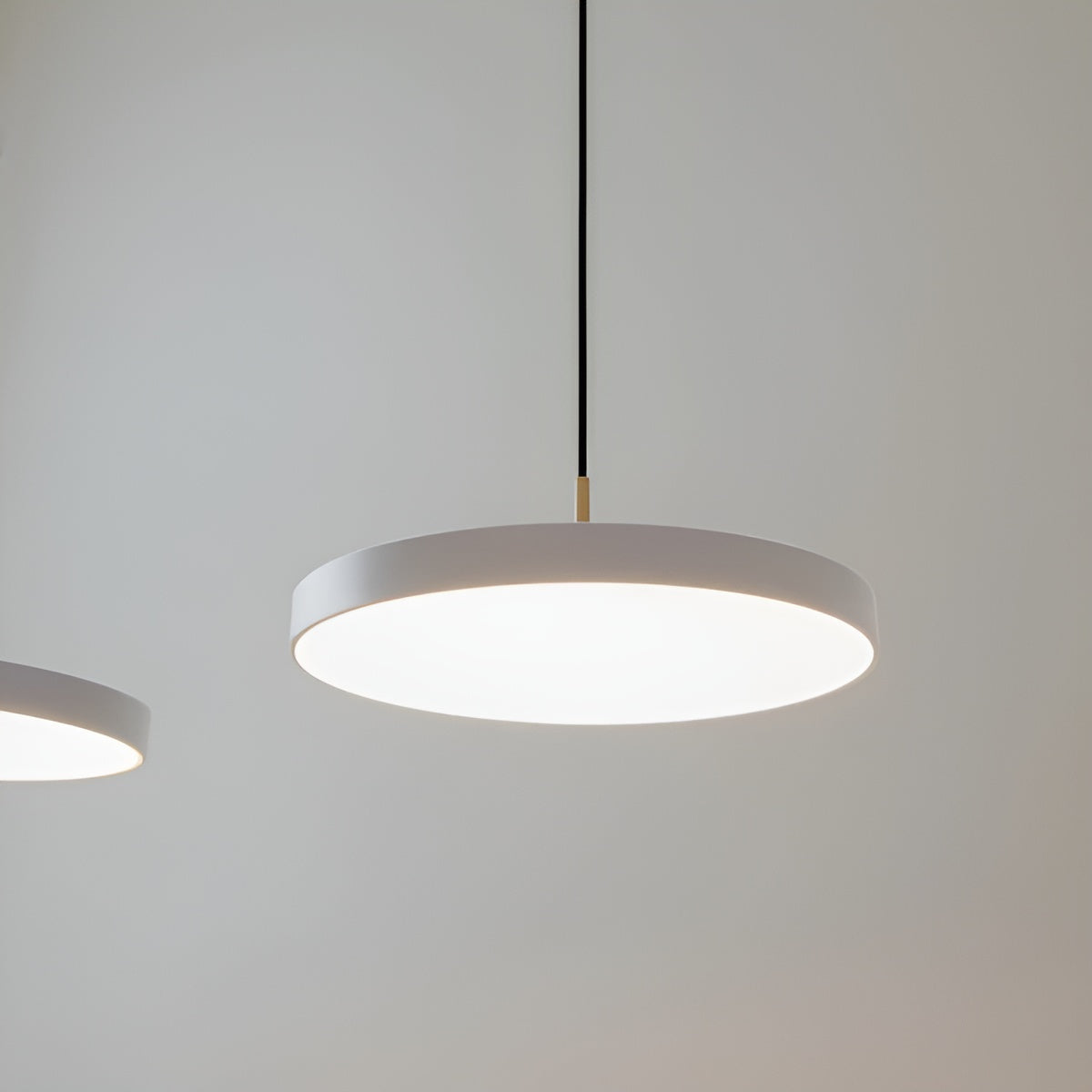 Hanglamp ASTERIA PLUS lichtgrijs met gouden inzetstuk