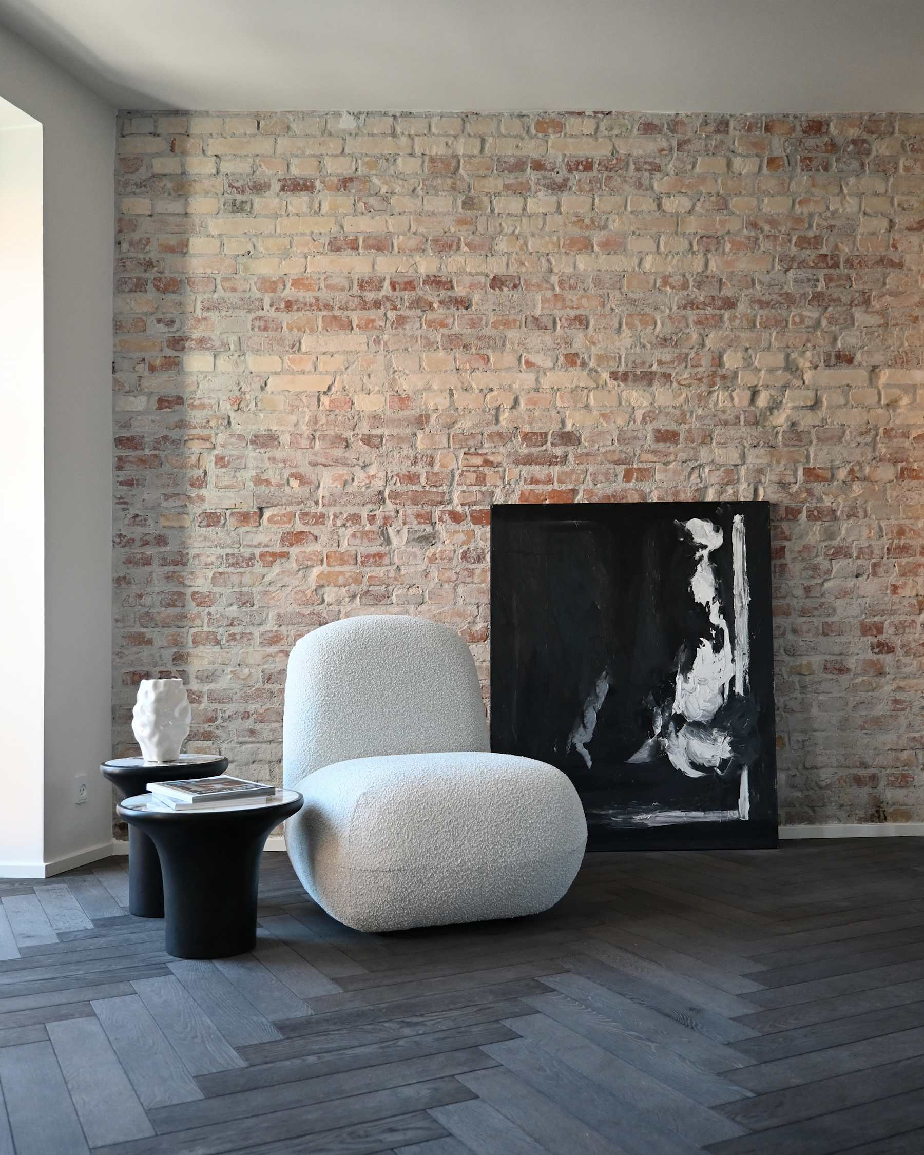 TRUMPET Couchtisch aus Beton mit Marmor