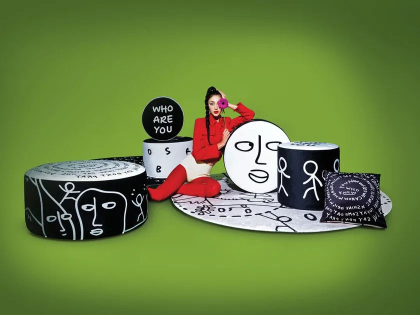 Pouf WHO ARE YOU black and white