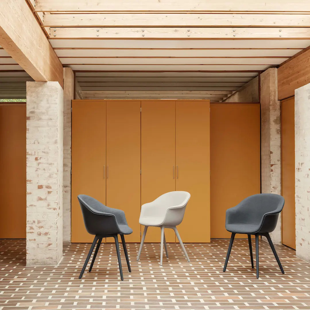 BAT Stuhl grau mit Metallgestell