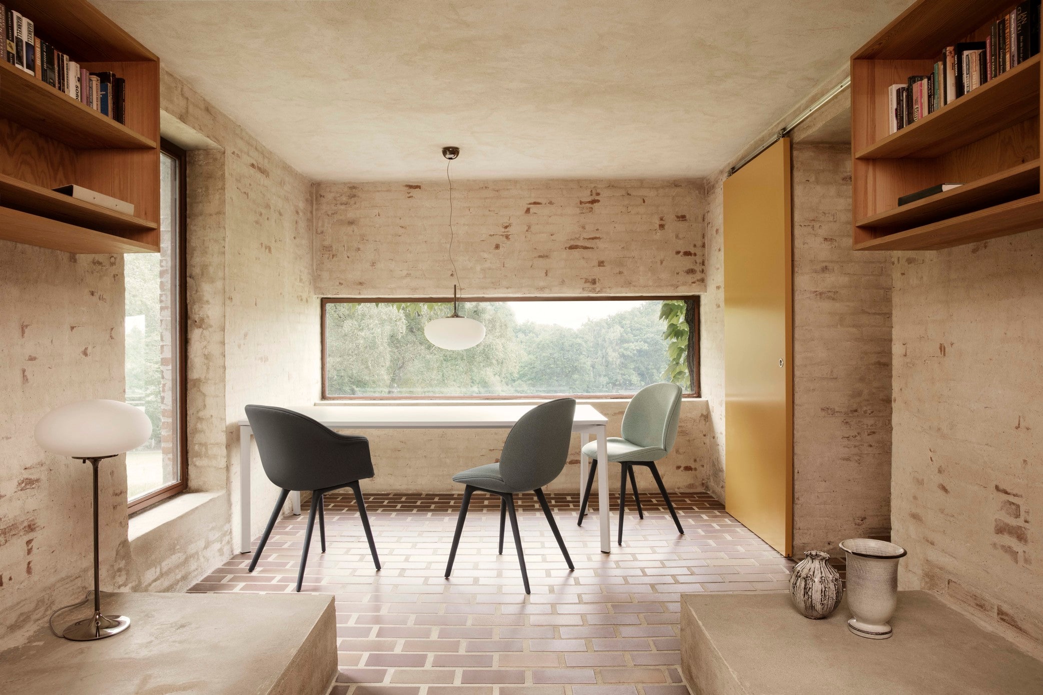 Stoel BAT wit met zwarte basis