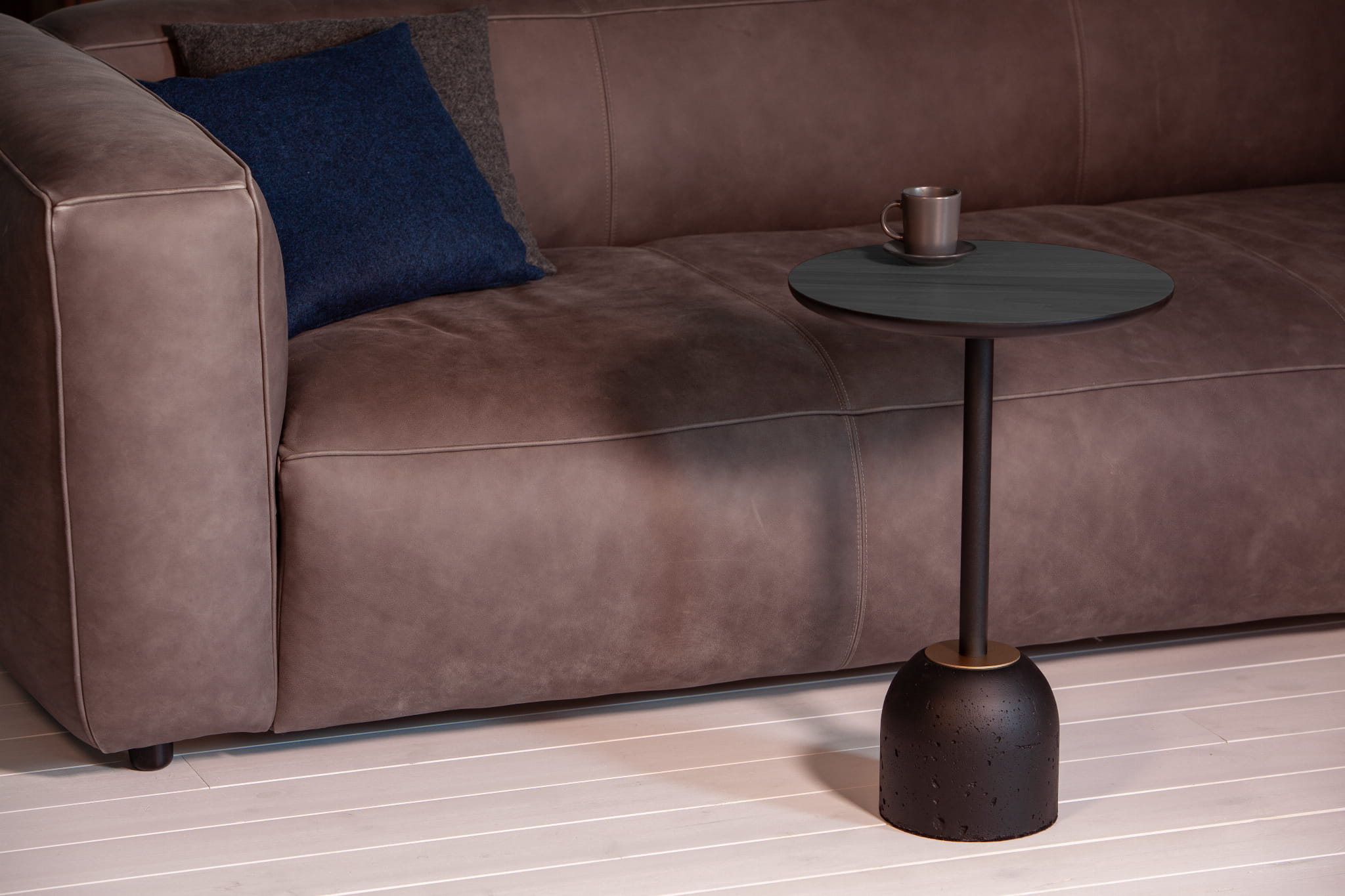 Koffietafel BET notenhout met betonnen basis