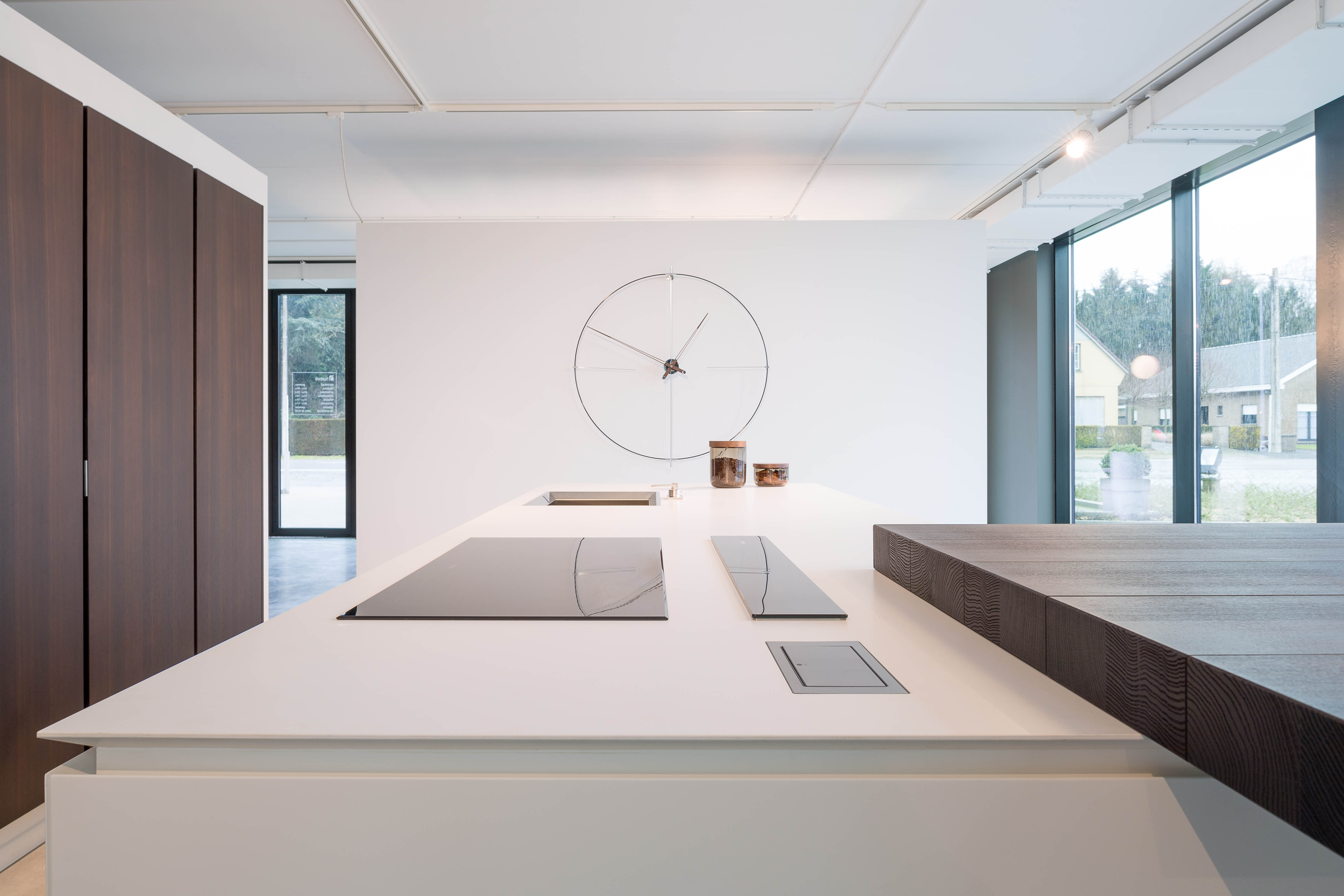 Wandklok BILBAO notenhout met zwart en chroom