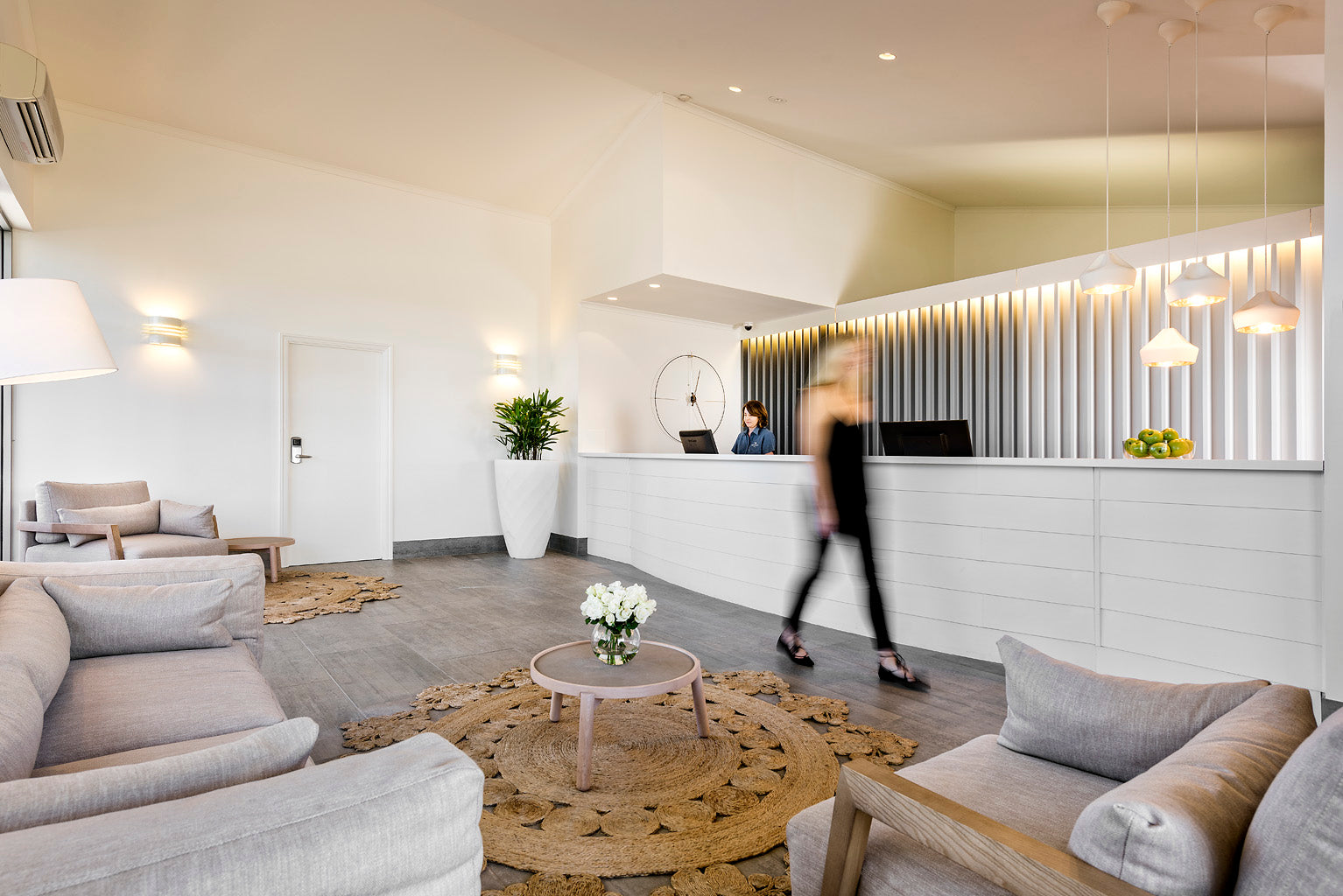 Wandklok BILBAO notenhout met zwart en chroom